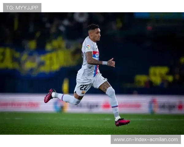 巴萨连续传递渗透到禁区,拉菲尼亚射门偏出